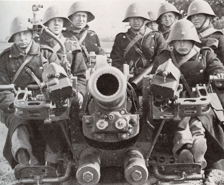 Расчет зенитного орудия датской армии. 1940 г. 