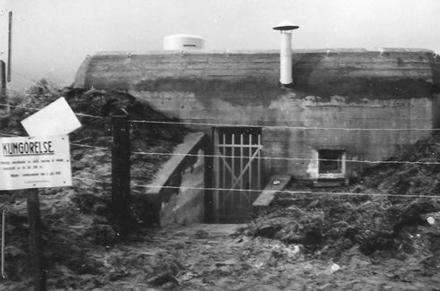 Один из бункеров линии снаружи и внутри в годы войны. 