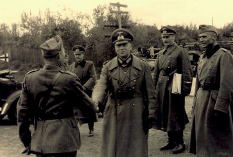 Генерал-полковник Клейст приветствует итальянского офицера. Сентябрь 1941 г.