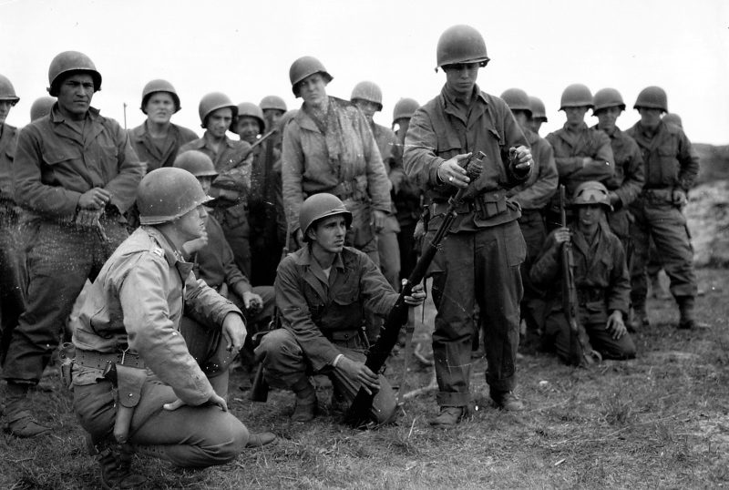 Солдаты 90-й пехотной дивизии США на практических занятиях по инженерной подготовке. Весна 1944 г.