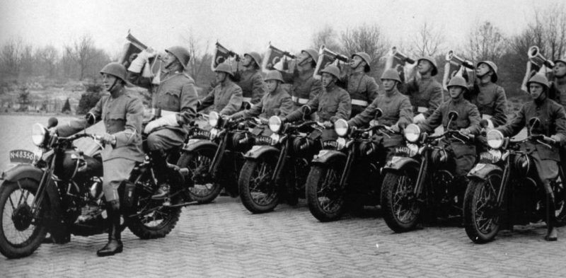 Мототрубачи Королевской армии. 1939 г.