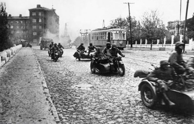 Немцы входят в город. 8 октября 1941 г.