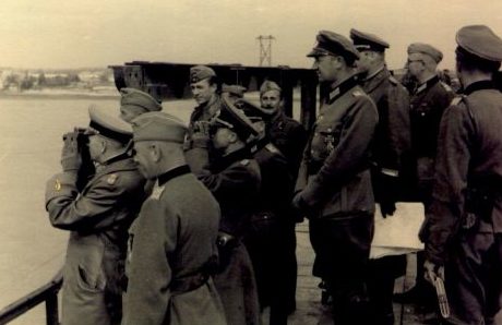 Генерал Эвальд фон Клейст, на открытии восстановленной переправы через Днепр. Сентябрь 1941 г.
