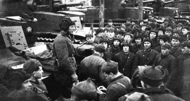 Первый день войны: танкисты 20-й тяжелой танковой бригады получают боевую задачу. 30 ноября 1939 г.