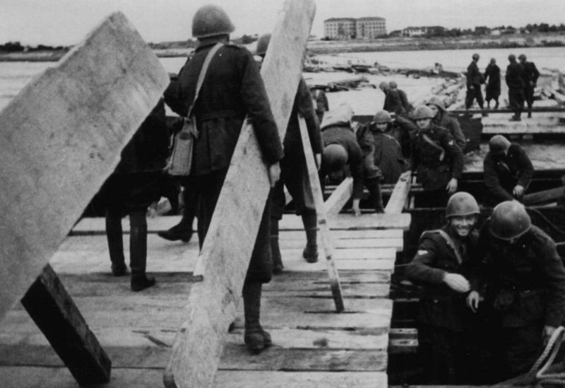 Итальянцы строят наплавной мост. Октябрь 1941 г.