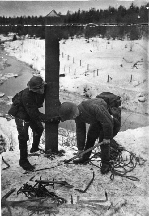 Советские солдаты выкапывают столб на погранзаставе Майнила. 30 ноября 1939 г.
