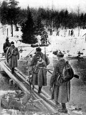 Советские пехотинцы переходят реку Раяйоки в Карелии. 30 ноября 1939 г.