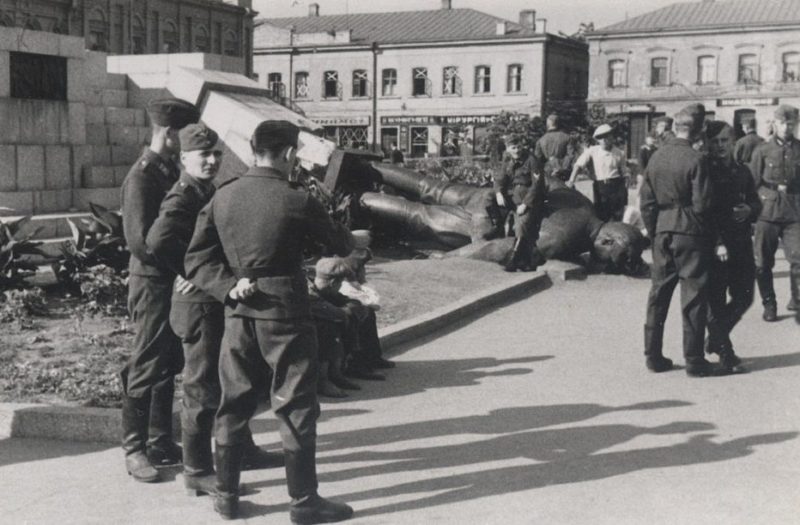 Поваленный памятник Ленину. Июль 1941 г.