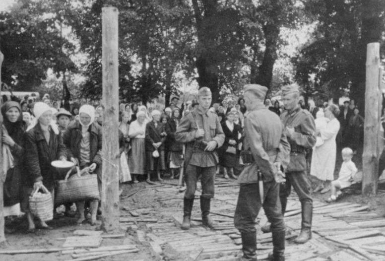 У ворот лагеря военнопленных. Июль 1941 г. 