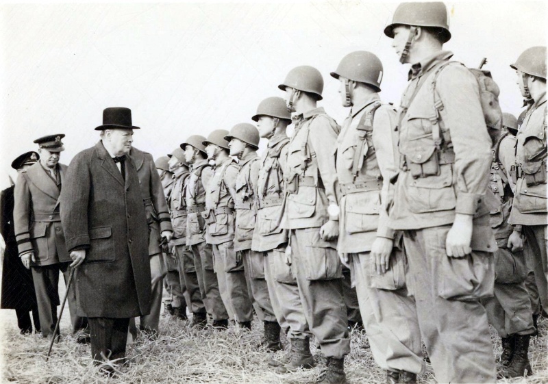 Премьер-министр Уинстон Черчилль и командующий силами союзников в Европе Дуайт Эйзенхауэр инспектируют 506-й полк 101-й воздушно-десантной дивизии. Весна 1944 г.
