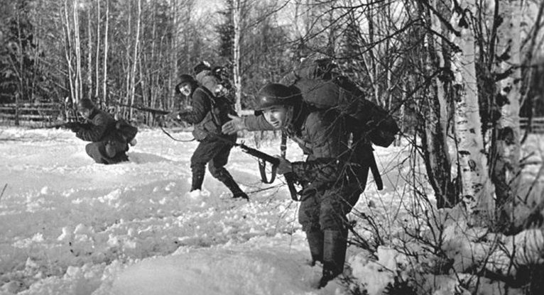 Бойцы советской стрелковой части ведут наступление из леса. Ноябрь 1939 г.