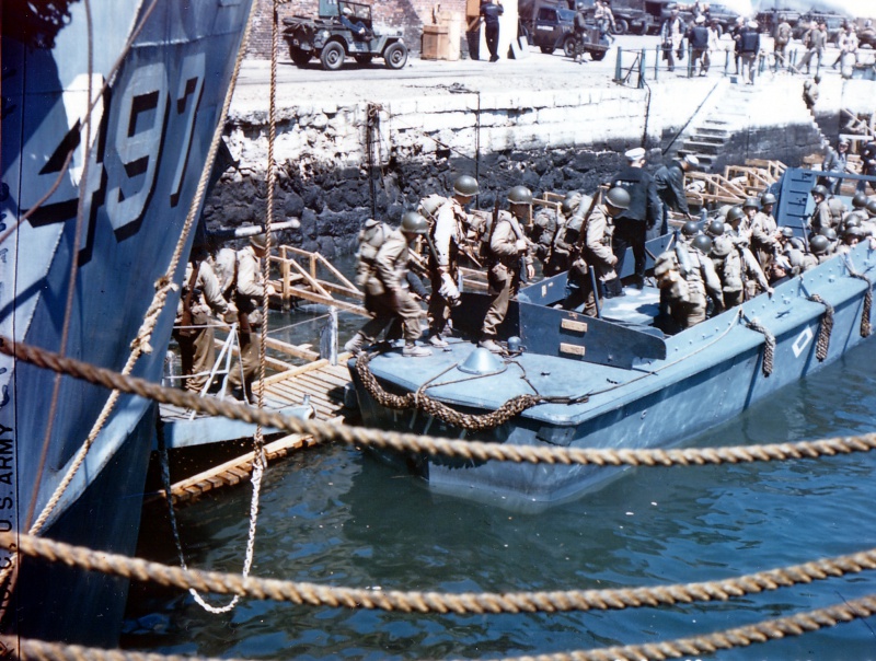 Погрузка американской 5-й специальной инженерной бригады на десантные катера типа LCA. 5 июня 1944 г.