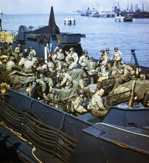 Посадка десанта перед вторжением на десантные корабли типа LCT. Июнь 1944 г.
