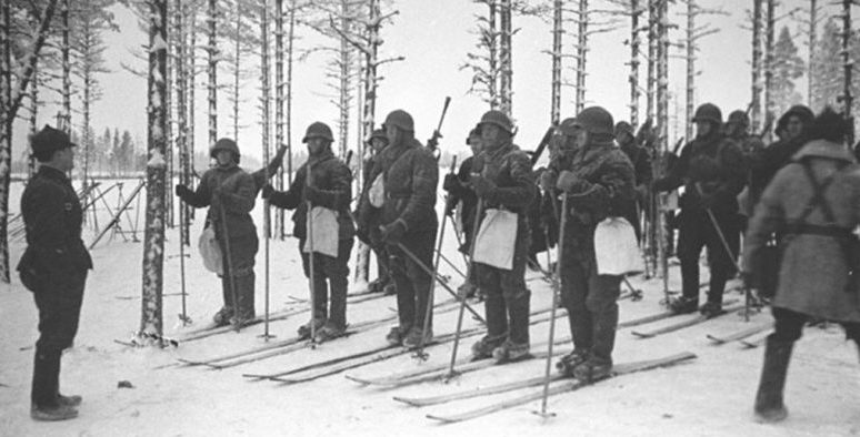 Разведгруппа лыжников получает задание перед отправлением в разведку. Ноябрь 1939 г.