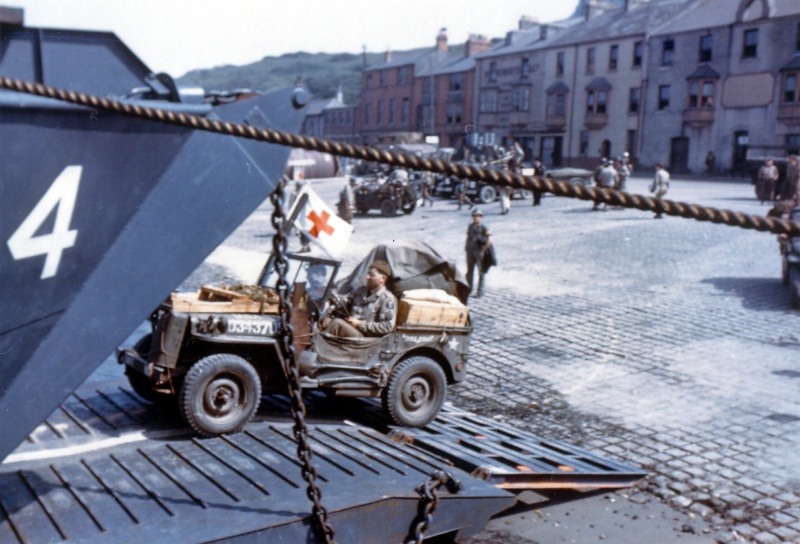 Посадка десанта перед вторжением на десантные корабли типа LCT. Июнь 1944 г. 
