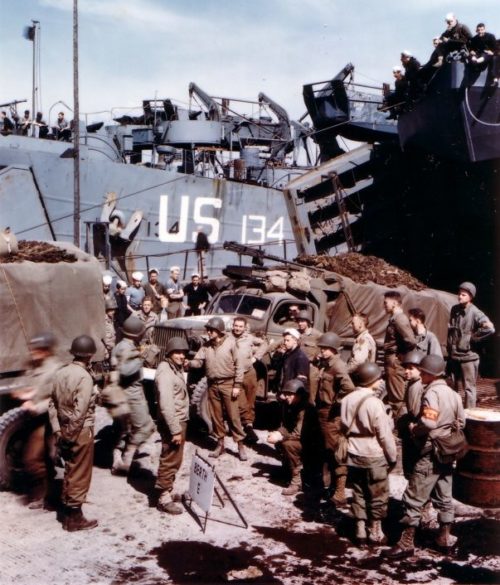 Посадка десанта перед вторжением на десантные корабли типа LCT. Июнь 1944 г.