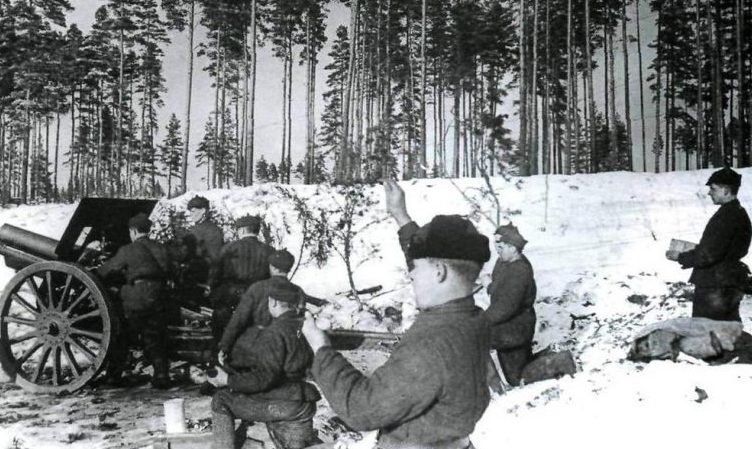 Расчет советской 122-мм гаубицы на позиции. Ноябрь 1940 г.