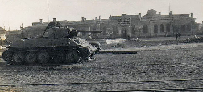 Захваченный советский танк на Привокзальной площади. Октябрь 1941 г. 