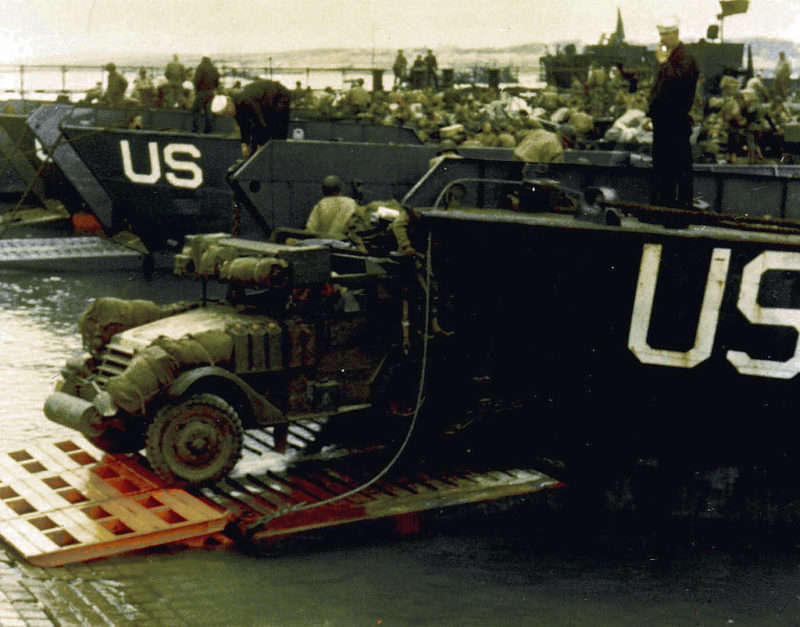 Загрузка бронеавтомобилей на борт LCT в английском порту накануне операции. Июнь 1944 г.