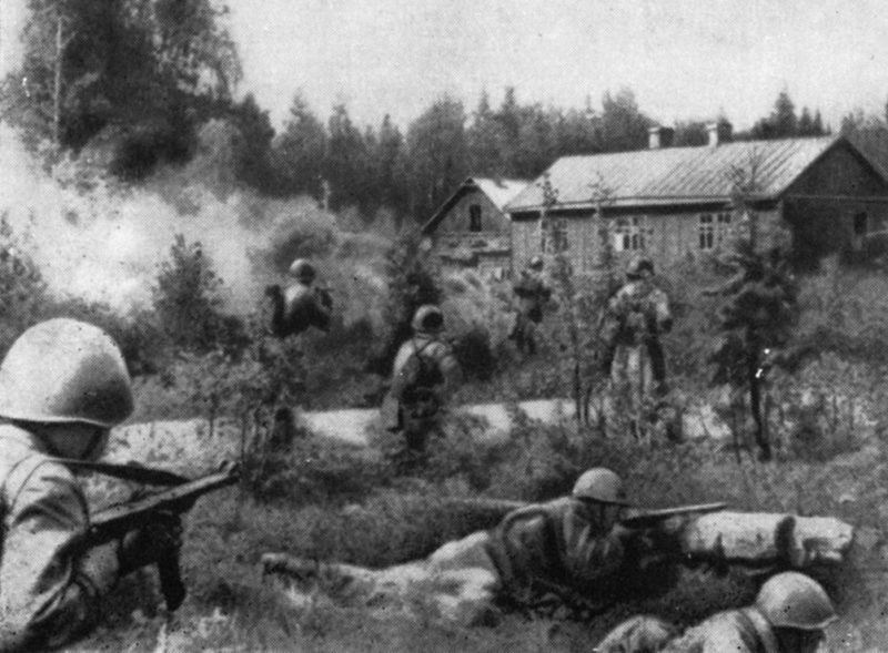 Подразделения 46-й стрелковой дивизии ведут бой с противником за хутор Торикко. Июнь 1944 г.