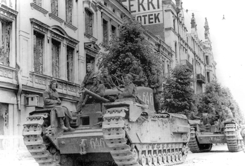 Танки «Черчилль» из состава 46-го гвардейского тяжелого танкового полка на улице Выборга. Июнь 1944 г.