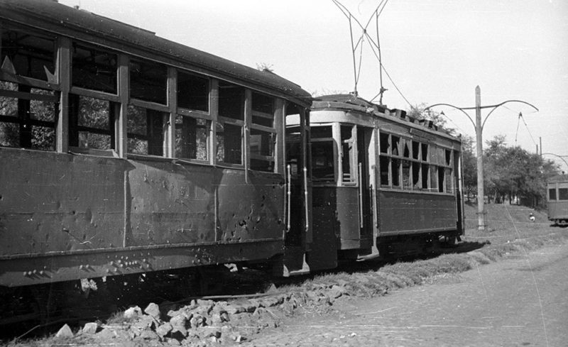 Разбитые трамвайные вагоны. Ноябрь 1941 г.