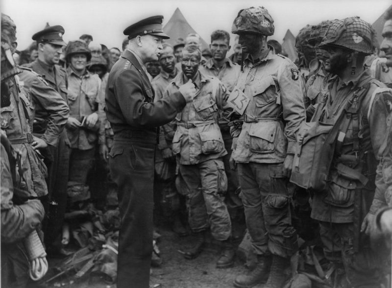 Командующий союзными войсками в Европе генерал Эйзенхауэр с десантниками роты «Е» 502-го парашютно-десантного полка перед началом операции. 5 июня 1944 г.