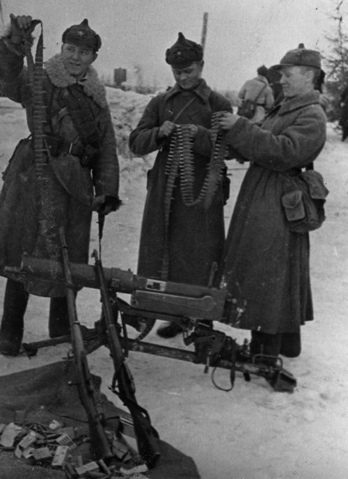 Советские пограничники осматривают трофейное финское оружие. Ноябрь 1939 г.