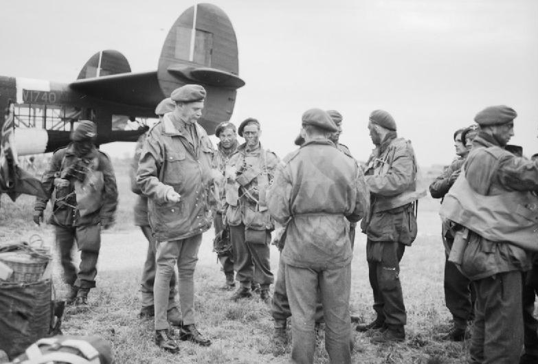 Командир 6-й воздушно-десантной дивизии генерал-майор Ричард Гэйл с десантниками. 5 июня 1944 г.