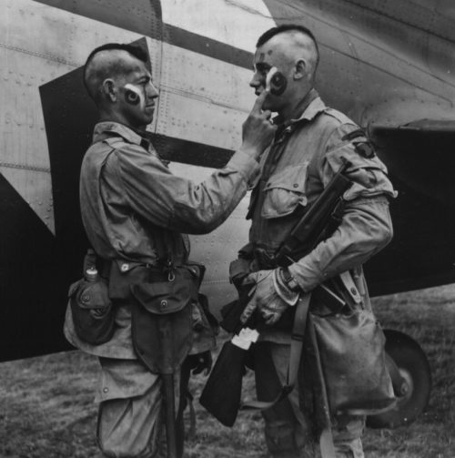 Нанесение «боевой раскраски» десантниками перед погрузкой в самолет. 5 июня 1944 г.