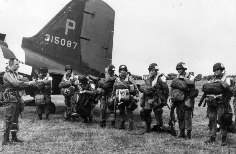 Десантники 101-й воздушно-десантной дивизии США получают инструкции перед вылетом в Нормандию. 5 июня 1944 г.