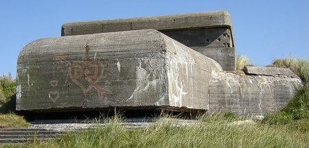 Командный бункер типа М162 в годы войны и сегодня.