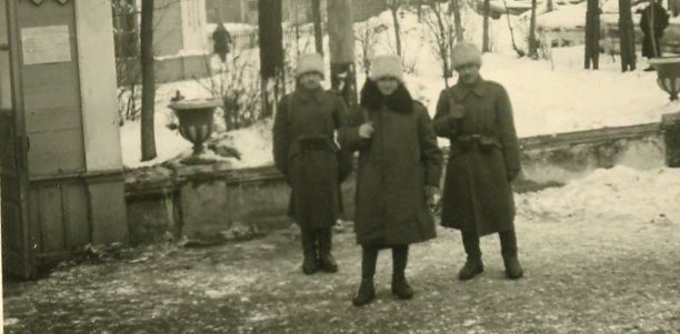 Румынские солдаты возле здания ж/д вокзала. Январь 1942 года.
