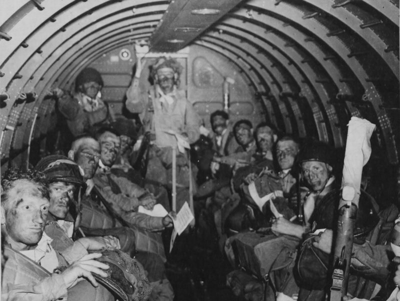 Десантники в самолете перед вылетом в Нормандию. 5 июня 1944 г.