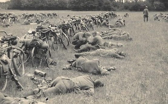«Накрутились». Немецкие велосипедисты на привале. Восточный фронт.1942 г.