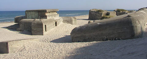 Бункеры на берегу.
