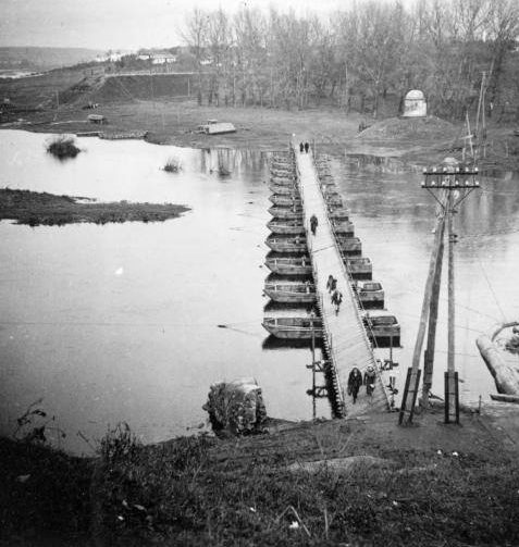 Наведение понтонного пешеходного моста. Кумбари. Ноябрь 1941 г. 