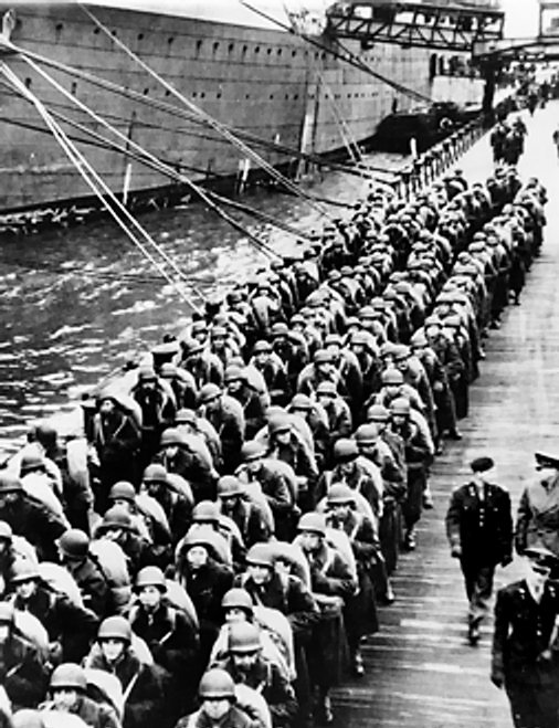 Десант готовится для посадки на десантные корабли. 5 июня 1944 г. 