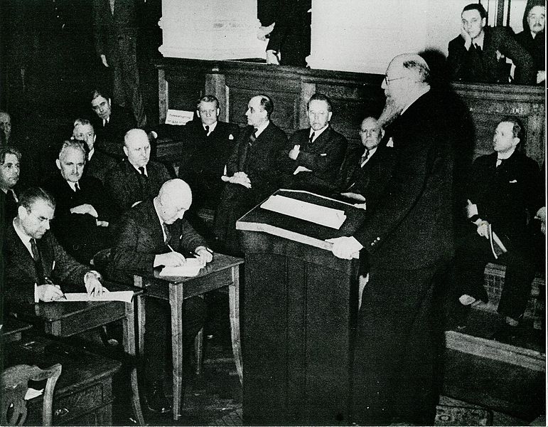 Премьер-министр Дании Торвальд Стаунинг выступает в Ригсдагене во дворце Кристиансборг в день вторжения Германии. Обсуждается вопрос о капитуляции. 9 апреля 1940 г. 