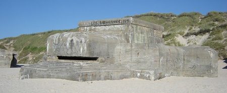 Бункеры на берегу.