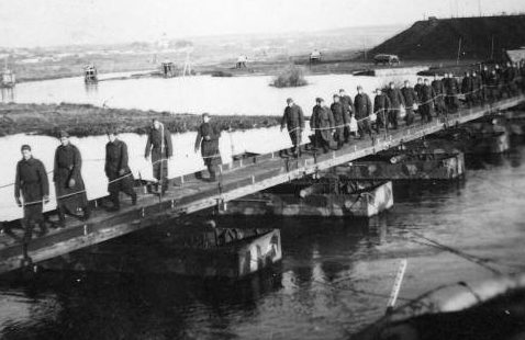 Наведение понтонного пешеходного моста. Кумбари. Ноябрь 1941 г. 