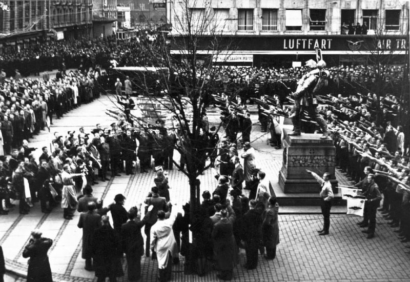 Парад датских нацистов (DNSAP) в Rаdhuspladsen. Ноябрь 1940 г.