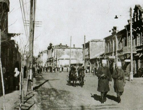 Румынские солдаты патрулируют улицу Карла Маркса. Март 1942 года.
