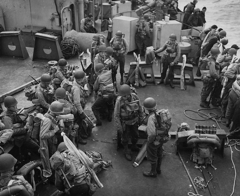 Американцы на борту судна Береговой охраны США перед началом операции. 5 июня 1944 г.