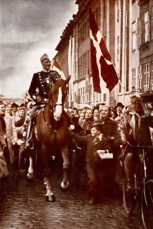 Король Дании Кристиан X на улице Копенгагена в день своего дня рождения. 1940 г.