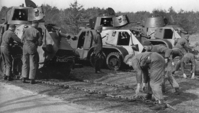Экипажи бронеавтомобилей тренируются в надевании гусениц за задние колёса. 1939 г.
