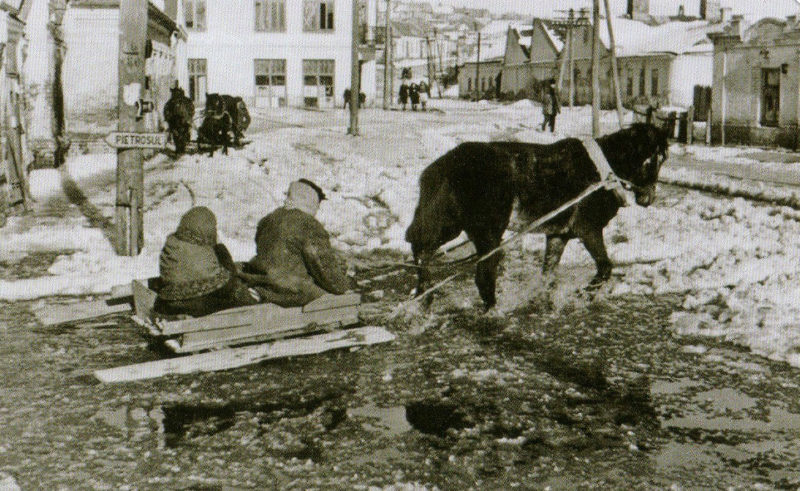 На улицах города. Март 1942 г.