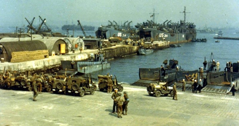Погрузка военной техники на корабли. 5 июня 1944 г.
