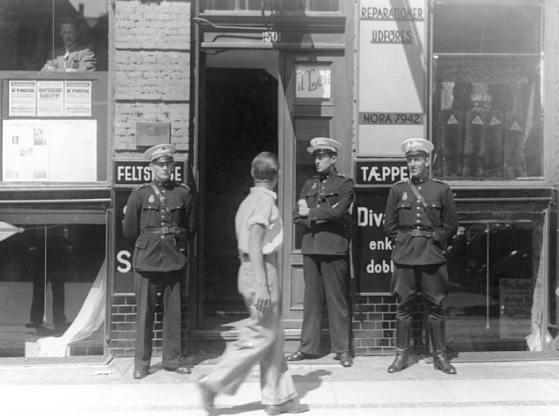 Датские полицейские у штаб-квартиры Коммунистической партии во время ареста ее членов. 22 июня 1941 г.