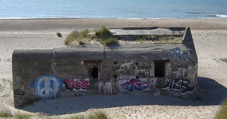Остатки бункера L 409A на берегу.